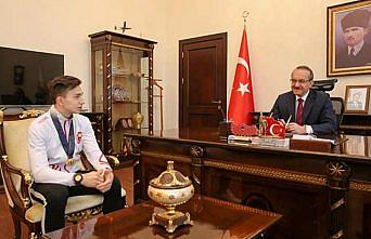 Şampiyon sporcu altınla ödüllendirildi