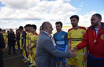 Şampiyon Taşköprüspor kupasını Vali Karadeniz'in elinden aldı
