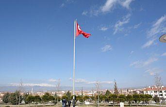 Şehitler Parkı'na 24 metrekarelik bayrak
