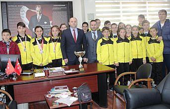 Taşova Milli Eğitim Müdürü Tümer şampiyon atletleri kabul etti