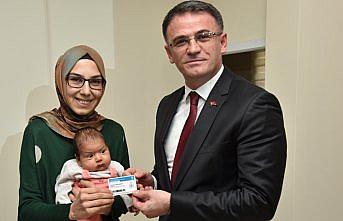 Tokat Valisi Balcı'dan yeni doğan bebeklere kütüphane üyelik kartı