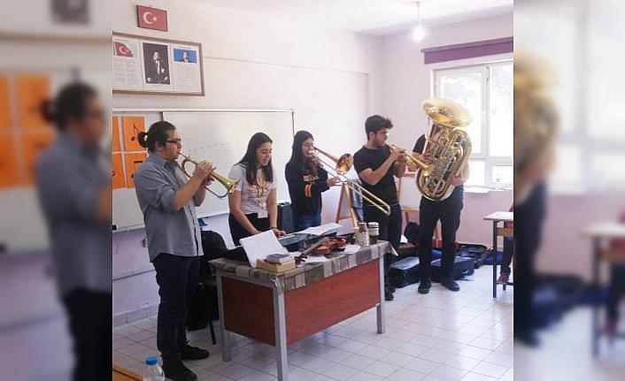 Üniversite öğrencilerinden köy okuluna ziyaret