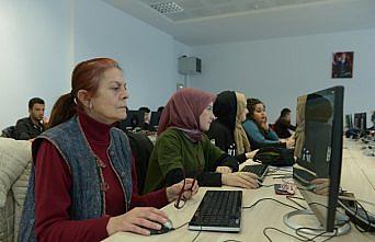 Yeğeninin teklifiyle 60 yaşında üniversiteli oldu