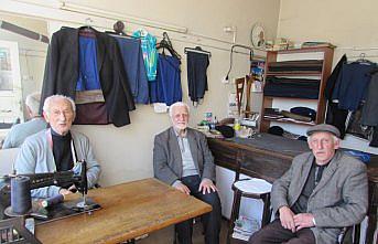 90 yaşında mesleğini sürdürüyor