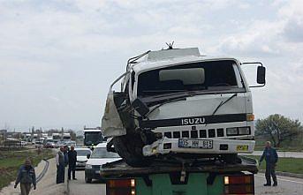 Amasya'da akaryakıt yüklü tanker devrildi: 1 yaralı