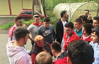 Asker adayları şehidin annesinden helallik istedi