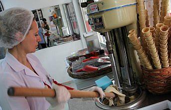 Bafra dondurması yapımı öğretiliyor