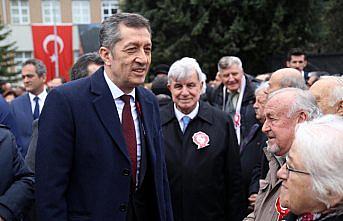 Bakan Selçuk'un öğrencilerle gülümseten diyaloğu