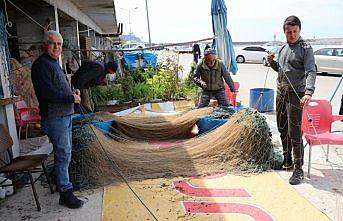 Balıkçılar ağ mesaisinde