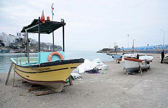 Balıkçılar teknelerini tamir ediyor