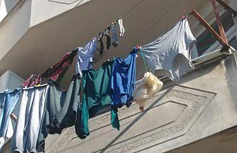 Balkonda asılı kalan tavuğu itfaiye ekipleri kurtardı