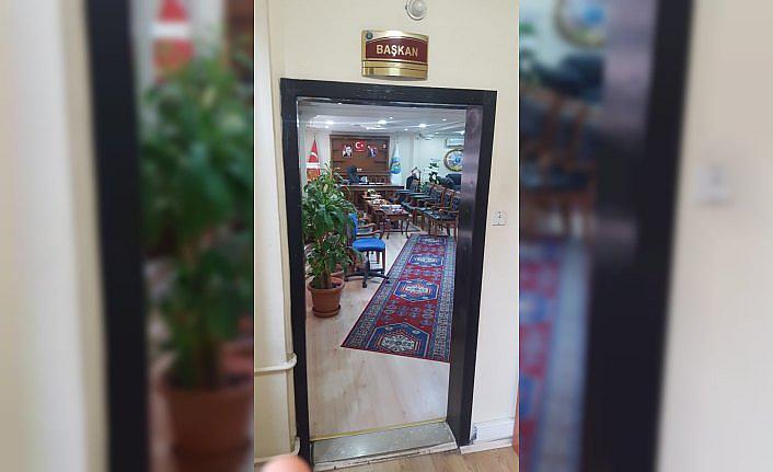 Belediye başkanlığını devralıp makam kapısını söktürdü
