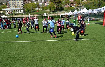 Çocuklar, unutulan sokak oyunlarını oynadı