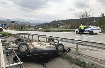 Devrilen otomobilde sıkışan sürücü ağır yaralandı