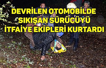 Devrilen otomobilde sıkışan sürücüyü itfaiye ekipleri kurtardı