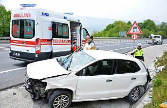Düzce'de otomobil bariyerlere çarptı: 3 yaralı