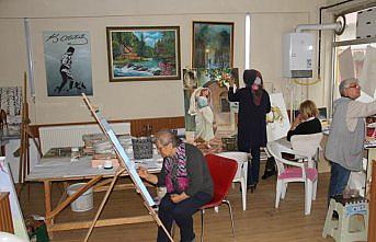 Emekli kadınlar resim kursunda buluştu