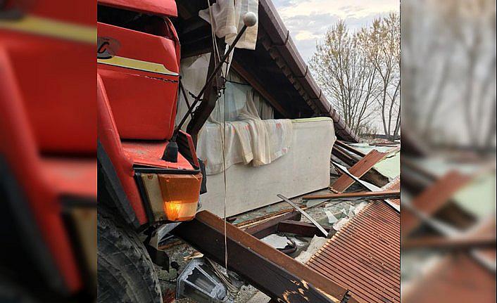 Freni boşalan kamyon çay bahçesine girdi