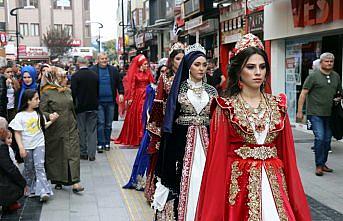 Gelinlikleri sokak defilesiyle tanıttı