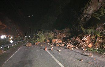 Giresun'da heyelan kara yolunu kapattı