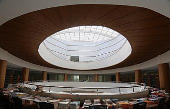 Gün ışığında okuma keyfi sunan kütüphane