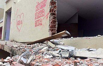 Hasarlı lise binasının yıkımına başlandı