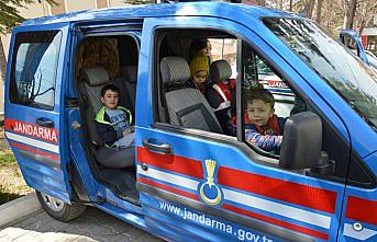 Havza'da minik öğrencilerden jandarmaya ziyaret