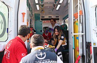 İşçileri taşıyan midibüs otomobille çarpıştı: 12 yaralı