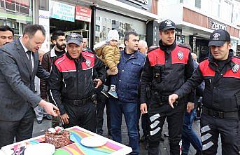 Kavga ihbarına gelen polise pasta sürprizi