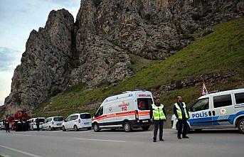 Kayalıklarda mahsur kalan kişinin yardımına ekipler koştu