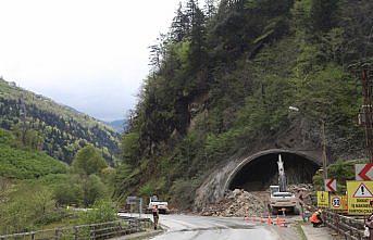 Minibüsün üzerine yamaçtan kopan kayalar düştü