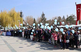 Otizme dikkat çekmek için mavi balon uçurdular