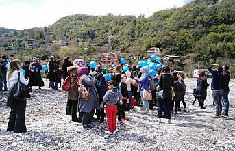 Otizme dikkati çekmek için mavi balon uçurdular