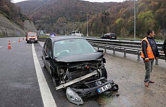 Otomobil bariyerlere çarptı: 4 yaralı