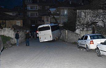 Park halindeyken hareket eden midibüs eve çarptı