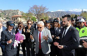 Polis memurundan sürpriz evlilik teklifi