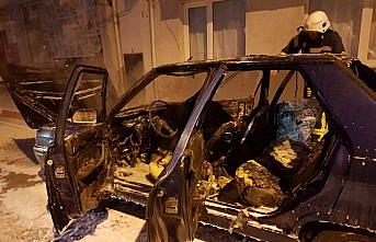 Seyir halindeyken alev alan otomobil yandı