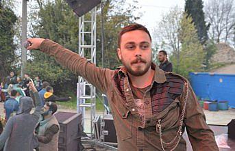 Sokak hayvanları için sahneye çıktılar