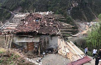 Söktükleri çatıdan düştüler