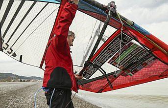 Sörf tahtasıyla dünyayı geziyor