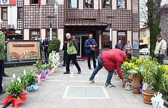 Tebrik için gönderilen çiçekleri sattı