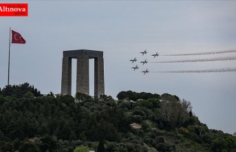 'Türk Yıldızları' Şehitler Abidesi semalarında