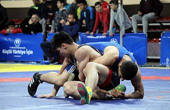 Türkiye 15 Yaş Altı Güreş Şampiyonası sürüyor