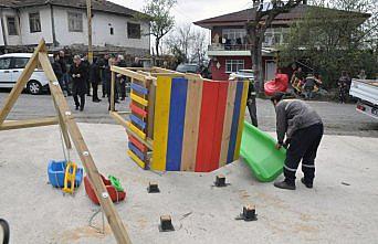 Yıkılan çocuk parkını belediye yeniledi