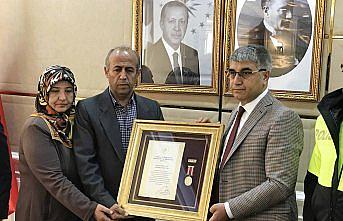 Afrin şehidinin ailesine Devlet Övünç Madalyası