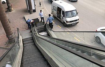 Ayağı yürüyen merdivene sıkışan kadın yaralandı