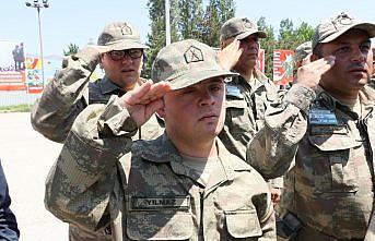 Babasının kucağında vatan için yemin etti