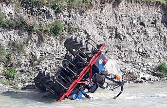 Bafra'da traktör devrildi: 2 yaralı