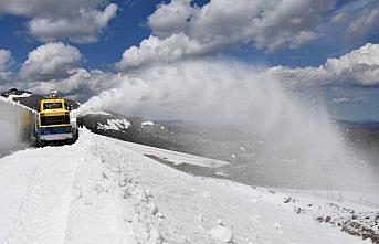 Baharda yayla yollarında kar temizliği