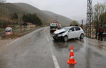 Bayburt'ta otomobil ile minibüs çarpıştı: 12 yaralı